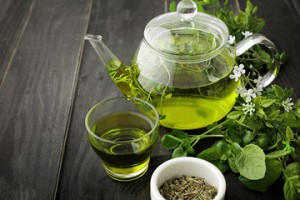 آیا نوشیدن چای سبز به تسکین علائم بیماری کووید-۱۹ کمک می‌کند؟